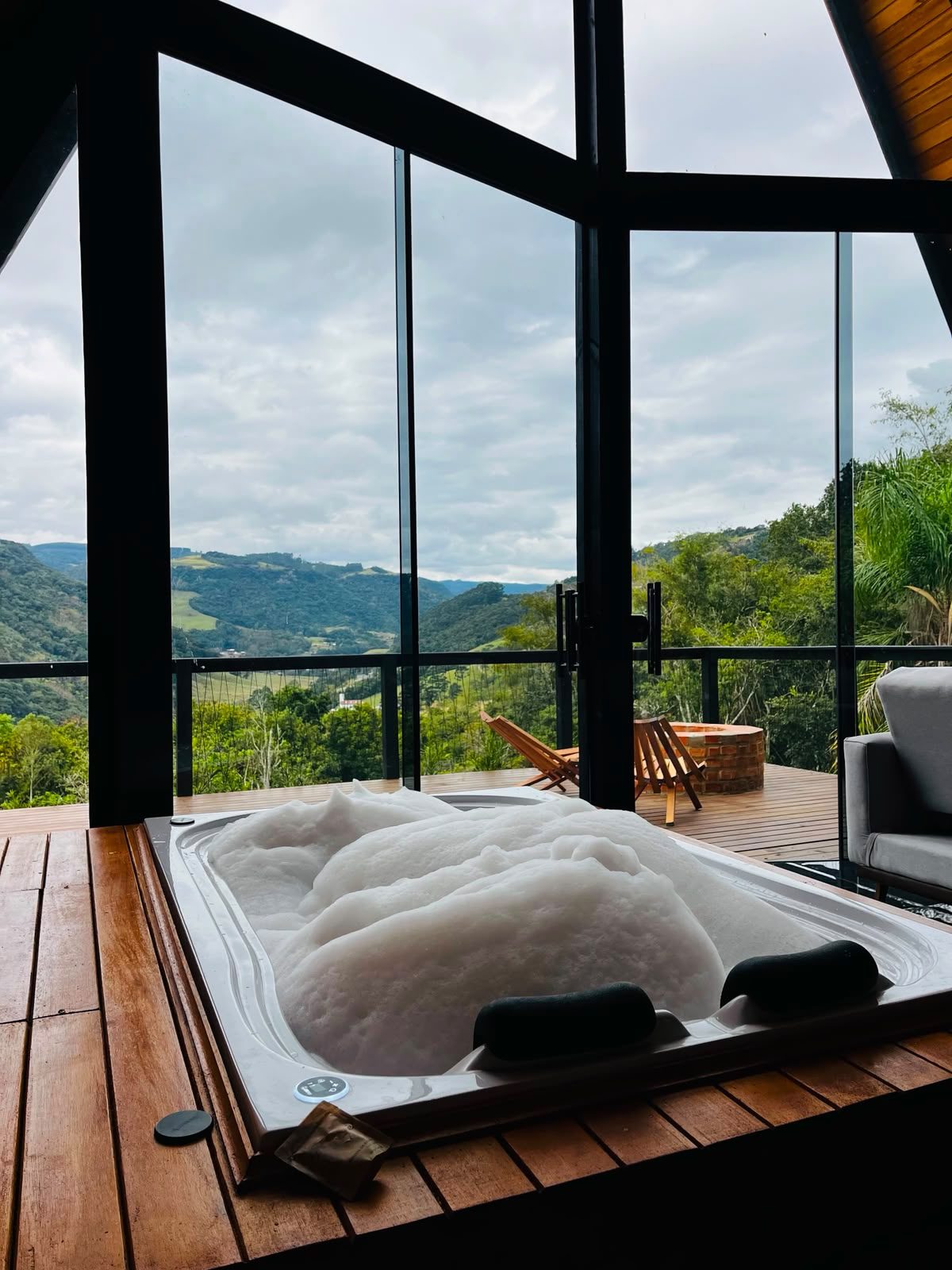 Hidromassagem com espuma diante da vista panorâmica para a Serra Catarinense