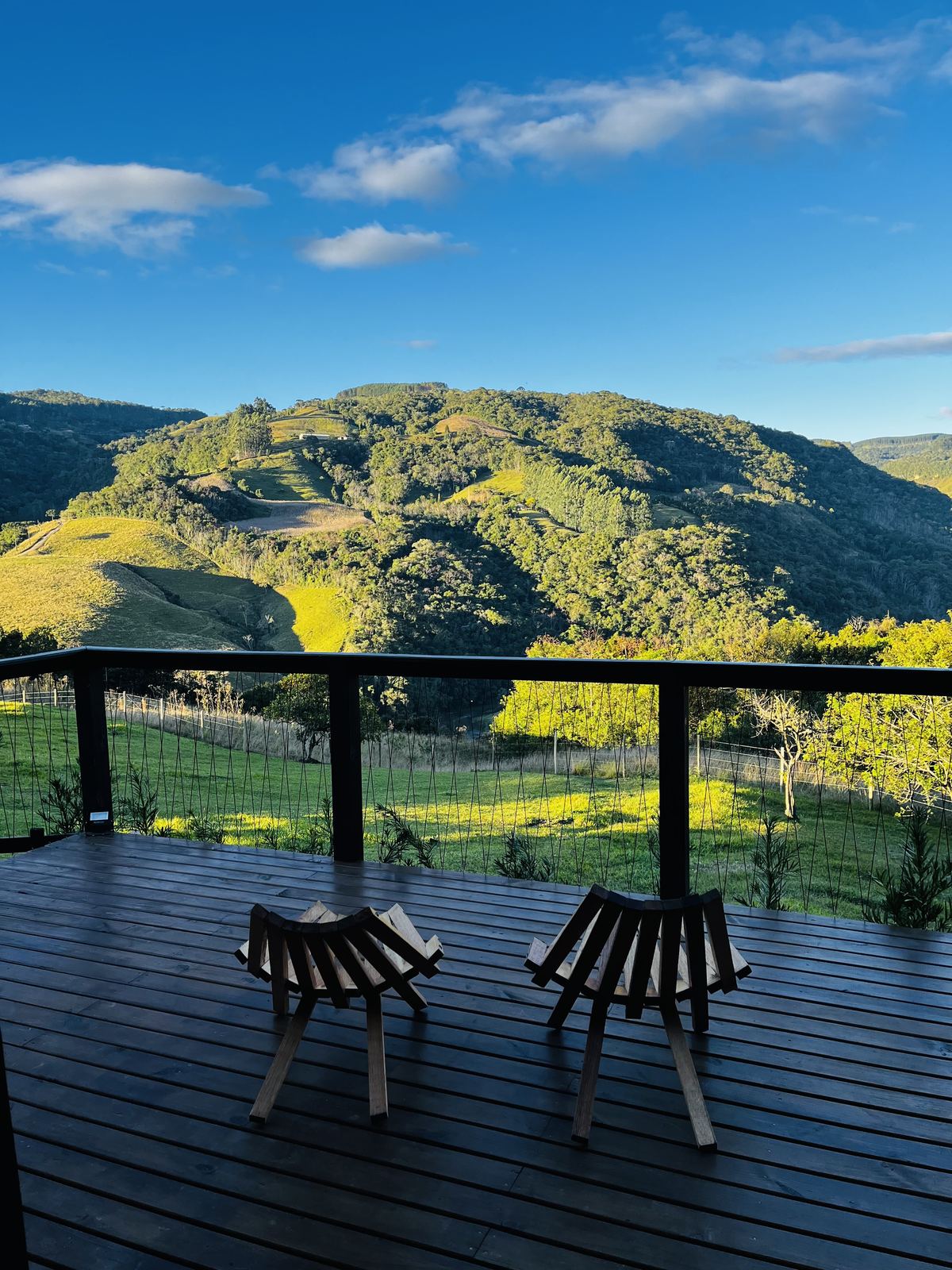 Deck de madeira com vista para as montanhas da Serra Catarinense