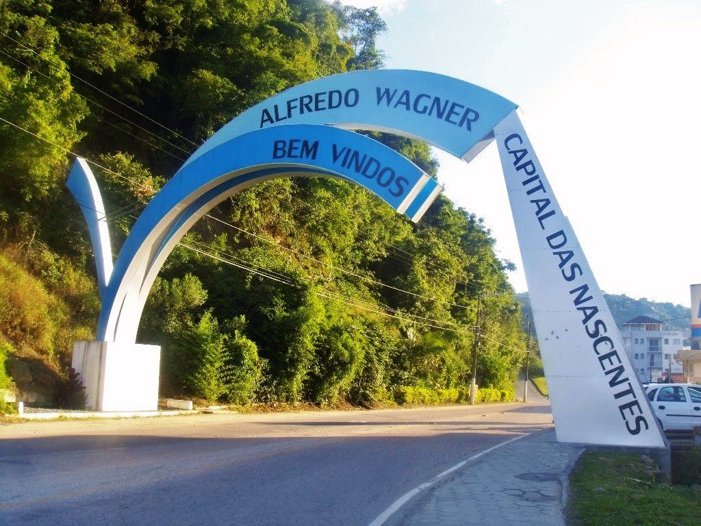 Pórtico de entrada de Alfredo Wagner com os dizeres Bem Vindos e Capital das Nascentes