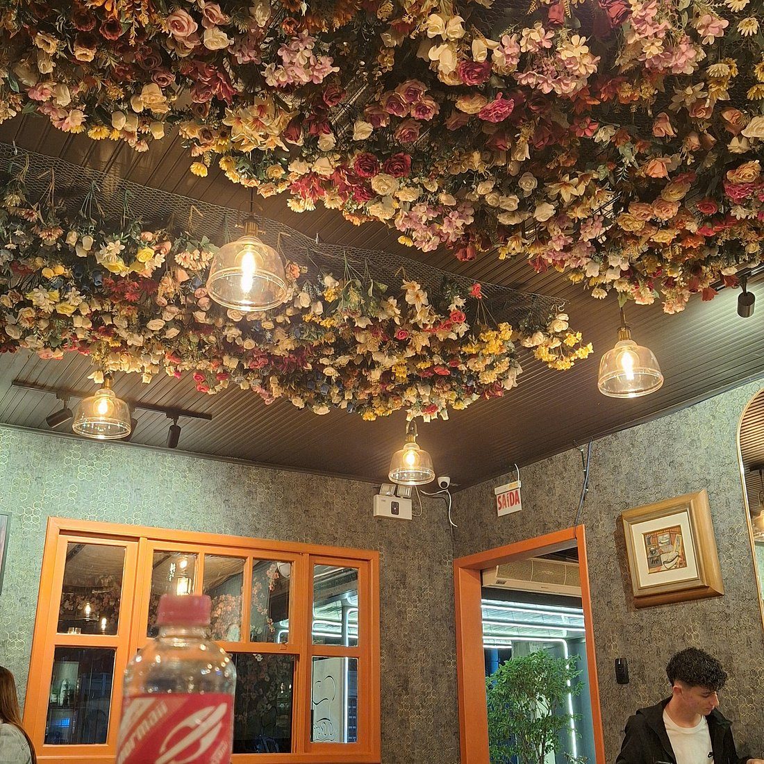 Restaurante O Cheff em Alfredo Wagner SC — ambiente com teto florido